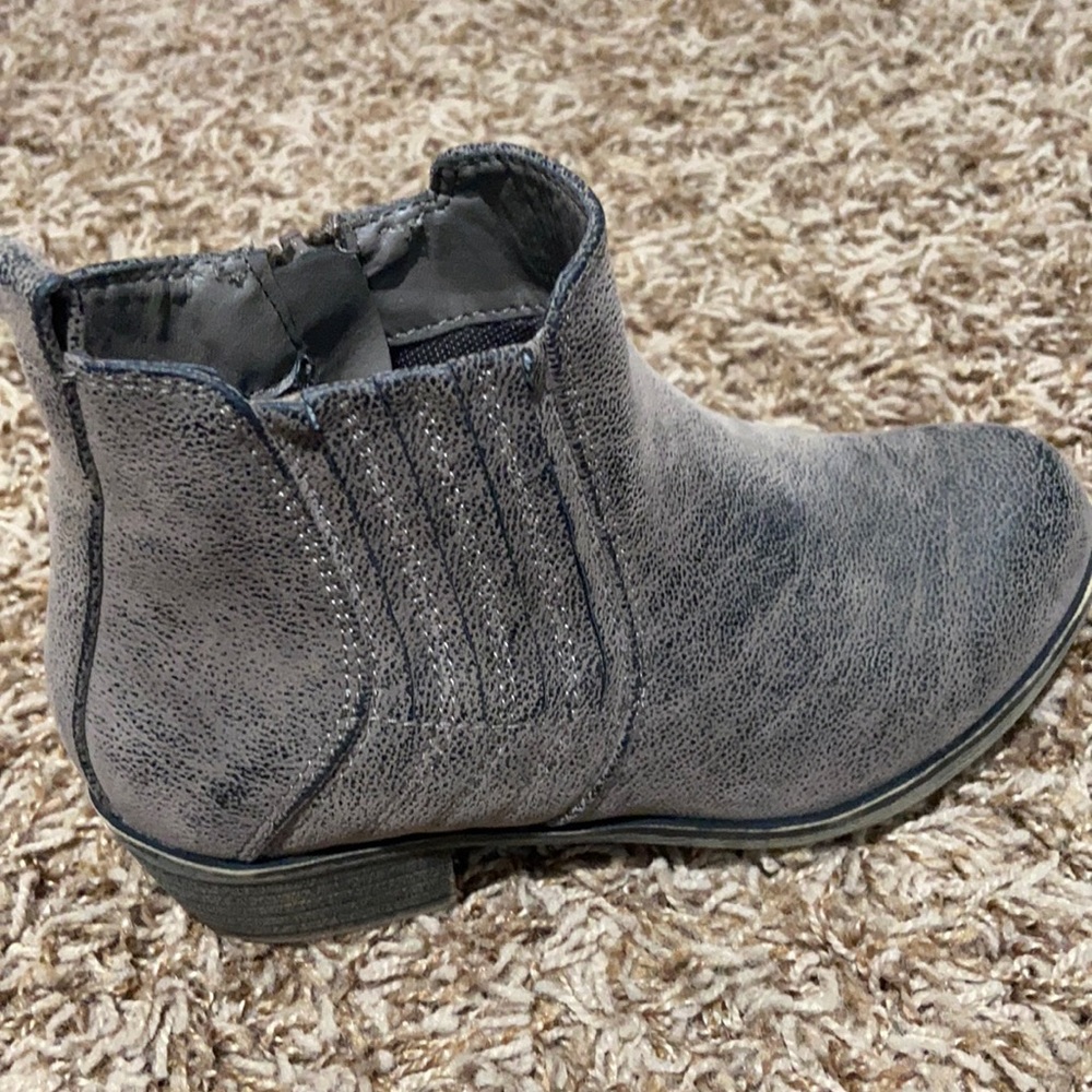 Size 13M girls grey booties. Zipper on inner side.  Very good shape.